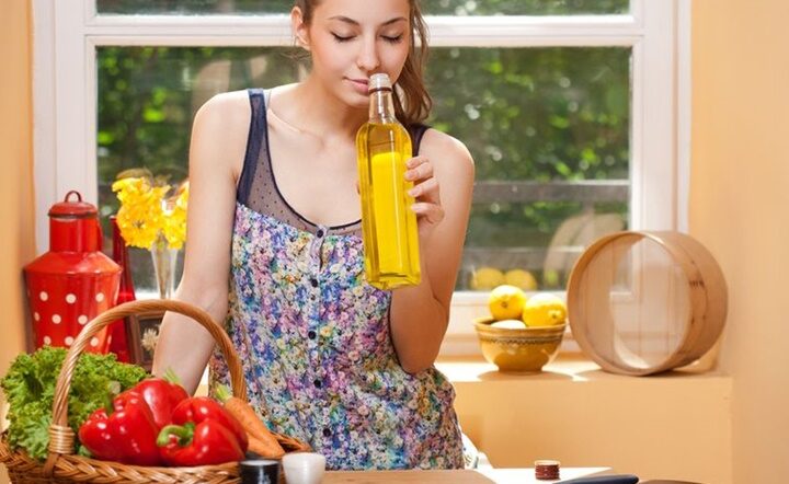 3 cách phân biệt dầu ăn thật và giả